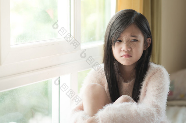 亚洲漂亮伤心女孩的肖像