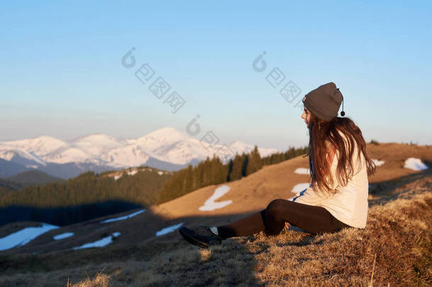 女人坐在一座山