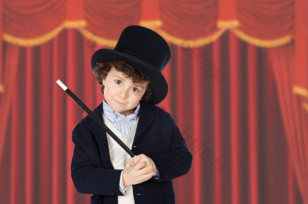 魔术师戴着帽子的可爱儿童礼服
