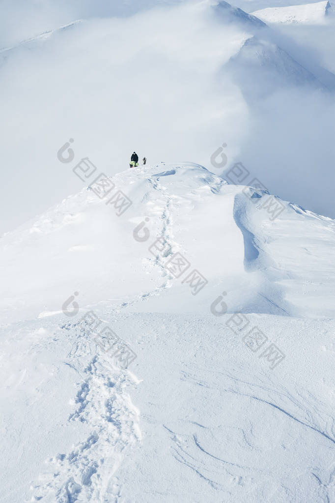 登山者在山顶上