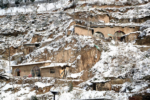 2009年11月12日，中国西北部<strong>陕西</strong>省延安市一场大雪过后，平民的山洞房屋被大雪覆盖。.