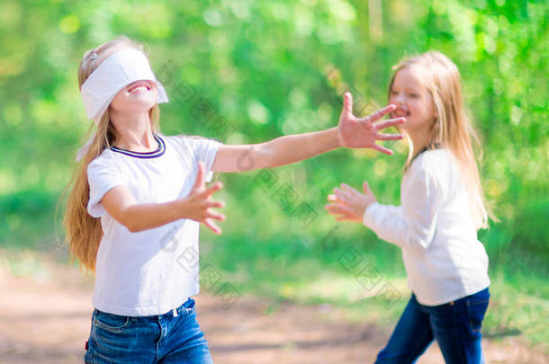 有趣的女孩在森林里玩盲人的<strong>魅力</strong>户外.
