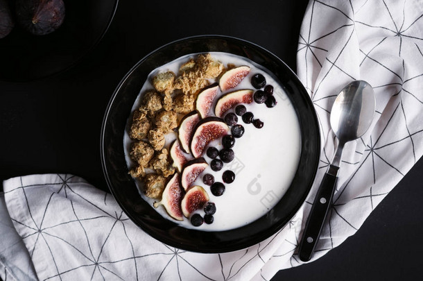 与新鲜无花果和浆果的背景, 顶部视图, 健康早餐概念碗