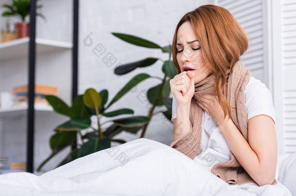 生病的女人咳嗽和触摸喉咙在家里