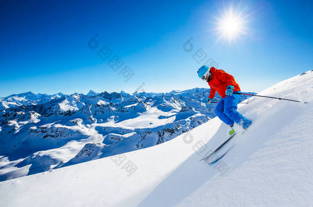 在美丽的冬雪中,滑行在美丽的冬雪山堡中,尽收眼底,尽收眼底,尽收眼底.马特霍恩号和登特赫伦斯号大沙漠冰川的前景.