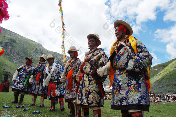 身份不明的藏族传统服饰的组