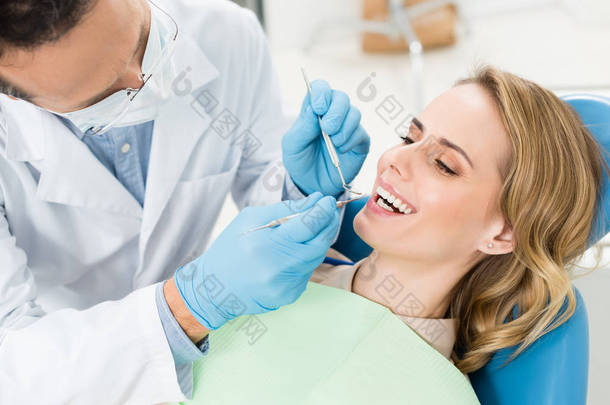 医生在现代牙科诊所治疗<strong>病人</strong>牙齿