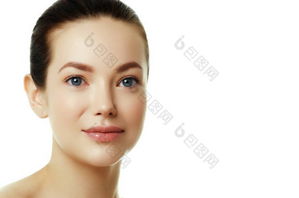 美丽的年轻妇女与干净的新鲜皮肤。Beaity 的脸。面部护理。美容、美容、水疗
