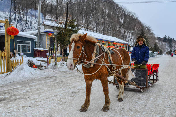 哈尔滨, 中国-2018年2月23日。中国哈尔滨雪<strong>村</strong>的冬季雪橇骑行.