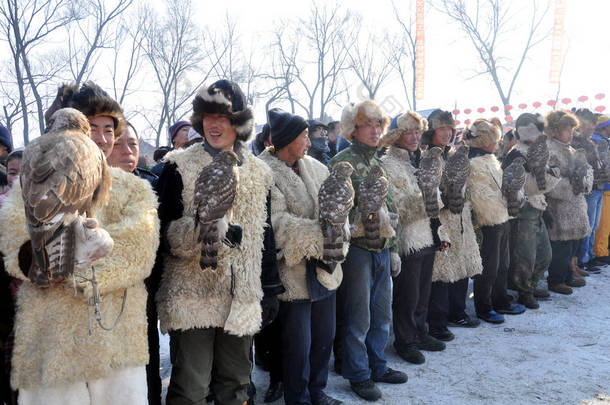 2012年1月9日，在中国东北吉林省吉林市玉楼村举行的第二届满族猎鹰<strong>文化节</strong>上，中国猎人展示了他们的猎鹰
