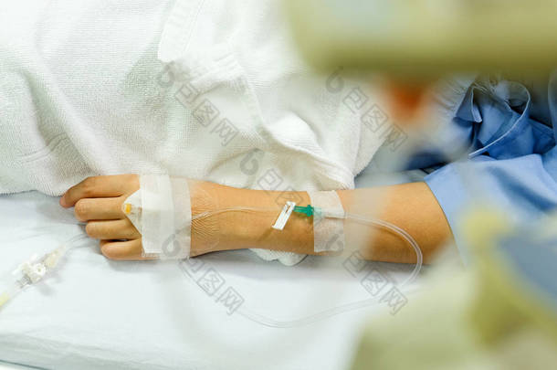 住院<strong>病人</strong>手静脉输液的特写图像.