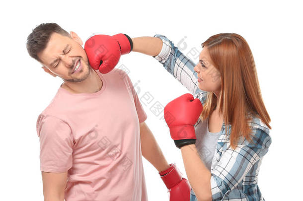 愤怒的夫妇在拳击手套战斗白色背景
