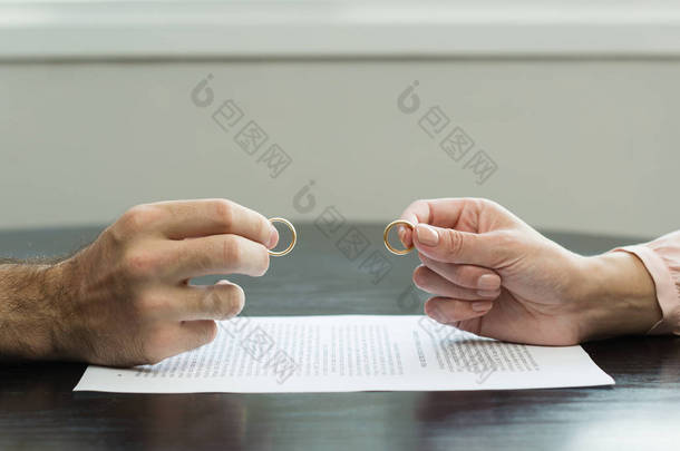 离婚的伟大概念, 关系的结束, 人的手和妇女移交联盟, 离婚协议.