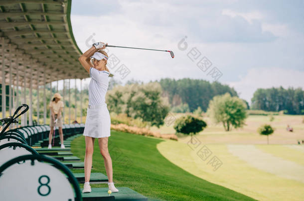 高尔夫高尔夫球场高尔夫球比赛中微笑女高尔夫球手的选择焦点