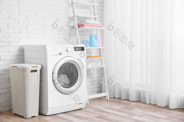 现代洗衣机靠近砖墙在洗衣房内部, 文本空间