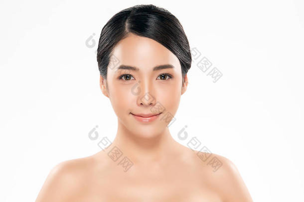 <strong>美丽的</strong>年轻亚洲女子，皮肤清澈清新