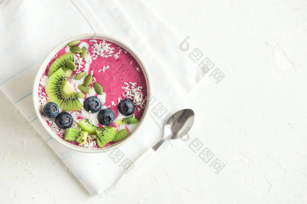 带新鲜浆果、水果、种子和椰奶的冰鲜碗, 用于健康素食素食食谱早餐。Acai 蓝莓椰子奶昔碗.