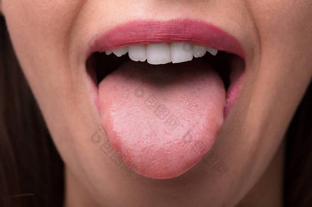 一个女人吐舌头的特写照片