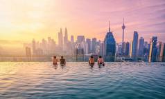 旅友相册位于马来西亚吉隆坡日出的酒店屋顶游泳池上的吉隆坡城市天际线.