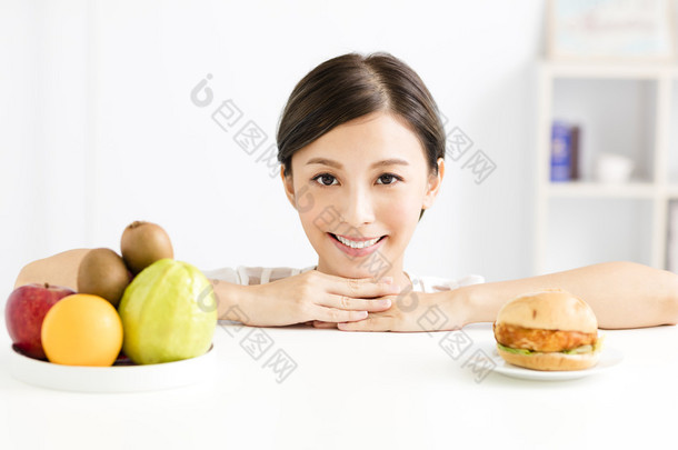 年轻女子健康有害的食品之间作选择