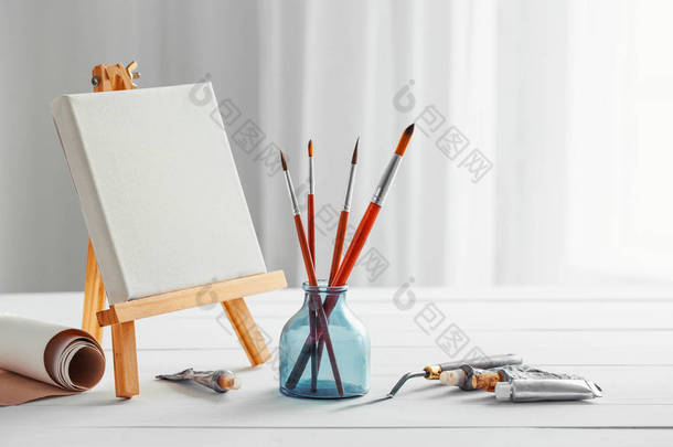 艺术画笔、 画布上画架、 油漆和调色刀.