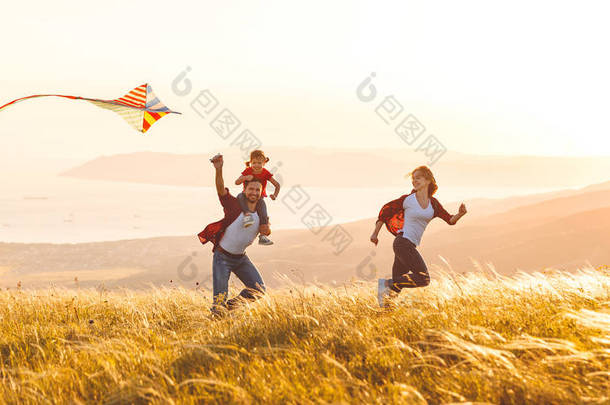 幸福的家庭父亲, 母亲和孩子的女儿推出<strong>风筝</strong>