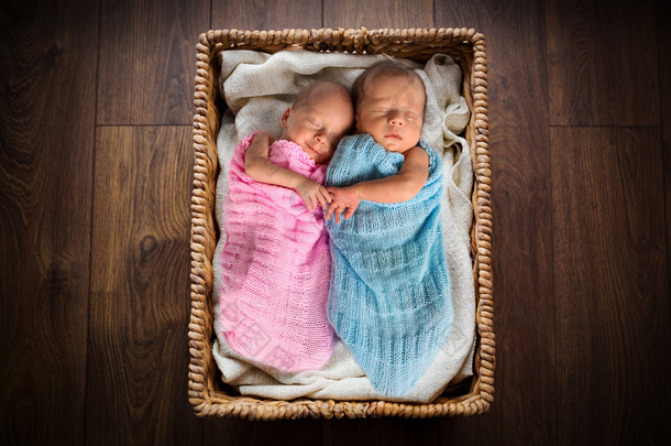 刚出生的双胞胎躺在一起