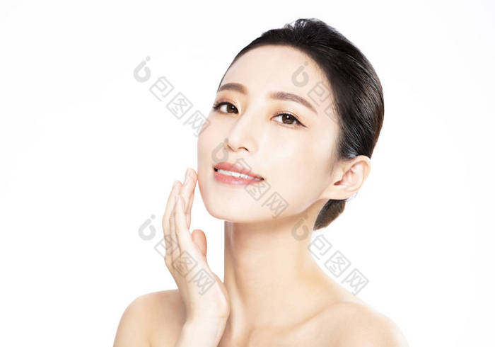 清爽肌肤的年轻女子美丽的脸庞图片-包图网企业站