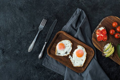 黑桌面早餐的煎蛋和健康小吃的最热门看法