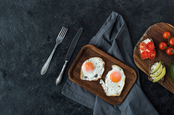 黑桌面早餐的煎蛋和健康小吃的最<strong>热门</strong>看法