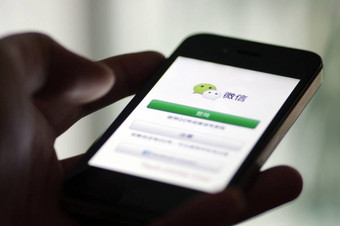 2017年5月15日, 在中国东部山东省济南市, 一名手机用户使用腾讯的短信应用威信 (Wechat).图片