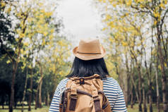 年轻的旅行女子背包客在秋季的森林里期待着, 自由流浪旅行. 单人背包