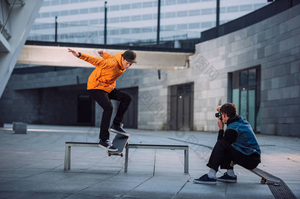 城市定位中的滑板跳跃人拍照