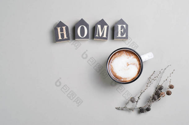 杯咖啡与奶油在明亮的米色背景, 咖啡杯, 家庭舒适的概念