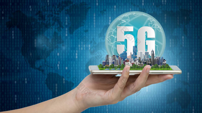 5g 网络无线系统和物联网、智能城市和通信网络与现代城市模式在智能手机的手上, 连接全球无线设备.