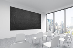 现代大学或高级办公室中的教室或展示室。白色的椅子，黑色的粉笔