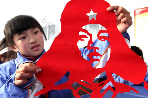 2013年3月4日，在<strong>中国</strong>东部的山东省赵庄市，一名学生展示了她的雷锋（或雷锋）头像的剪纸作品