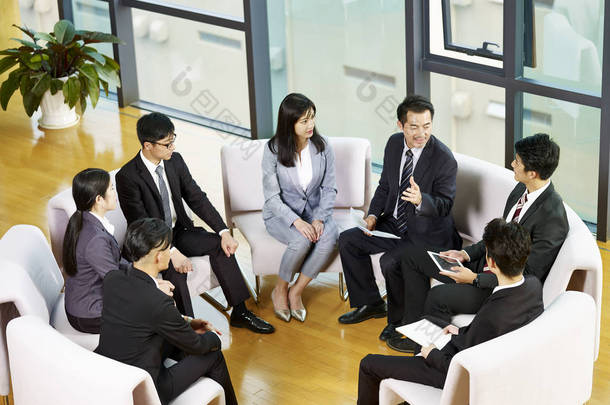 亚洲商界人士<strong>团队</strong>坐在一个圈子会议在办公室.