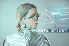 未来的银机器人与眼假体看数字数据在灰色与 