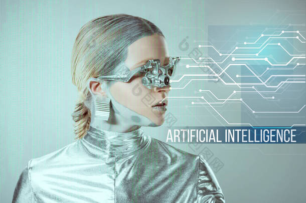 未来的银机器人与眼假体看<strong>数字</strong>数据在灰色与 