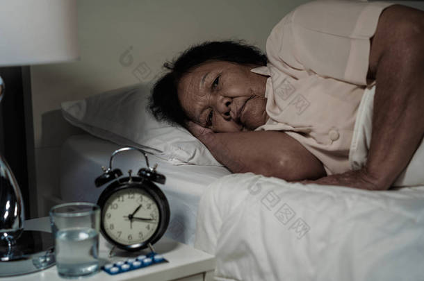 2.患失眠的老妇人正试图在夜里睡觉