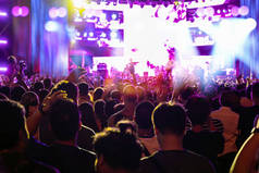 音乐会人群的音乐歌迷俱乐部表演手的行动遵循超级明星的歌曲, 音乐和音乐会的概念