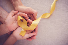 成人和儿童手捧黄金丝带, 肉瘤意识, 骨癌, 儿童癌症意识