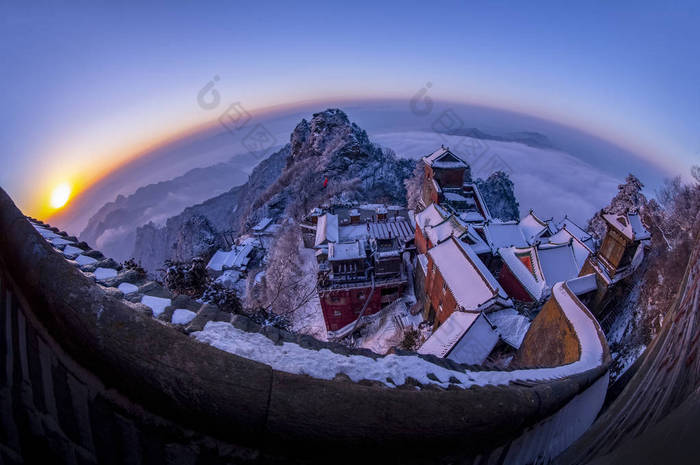 2019年2月1日, 中国中部湖北省十堰市武当山雪中, 在天柱峰 (天空支柱峰) 的石墙紫禁城 (又名 "金峰") 的鸟图