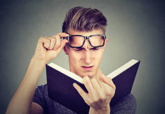 眼睛疲劳的年轻人读一本书有视觉问题 