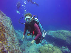 水下潜水拍照拍摄的自拍照棍子。深蓝色的大海。广角拍摄.