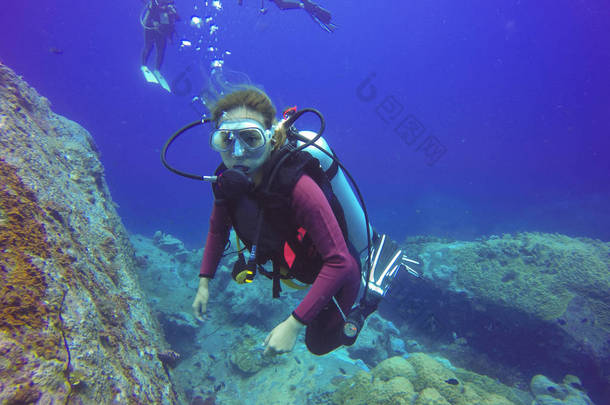 水下潜水拍照拍摄的自拍照棍子。深蓝色的大海。广角拍摄.