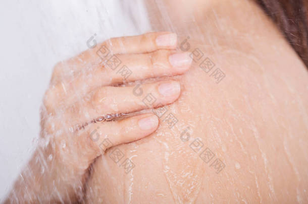 手与肩的女人，洗个澡
