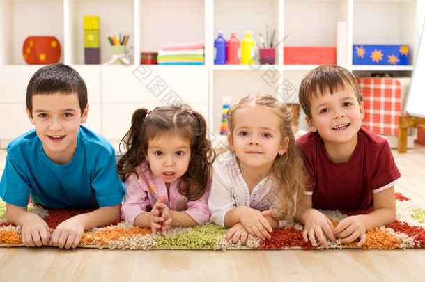 孩子们在他们的房间准备好他们特写