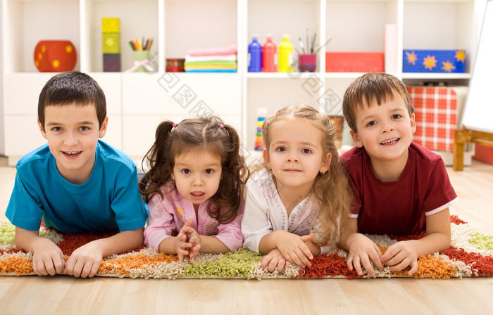 孩子们在他们的房间准备好他们特写